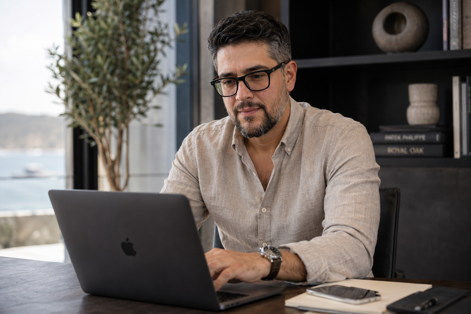 Ignacio trabajando en su escritorio